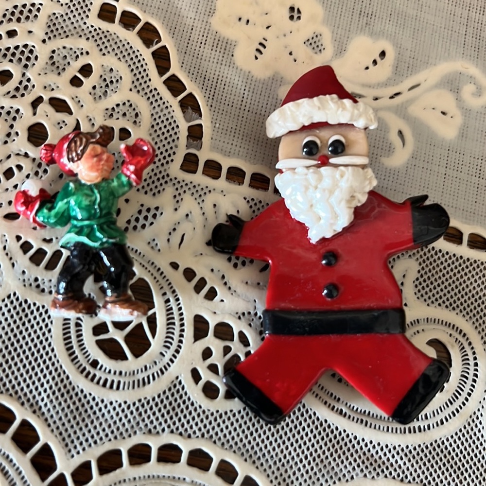 Bundle of 2 vintage Santa Christmas pins and ceramic
child throwing a snowball